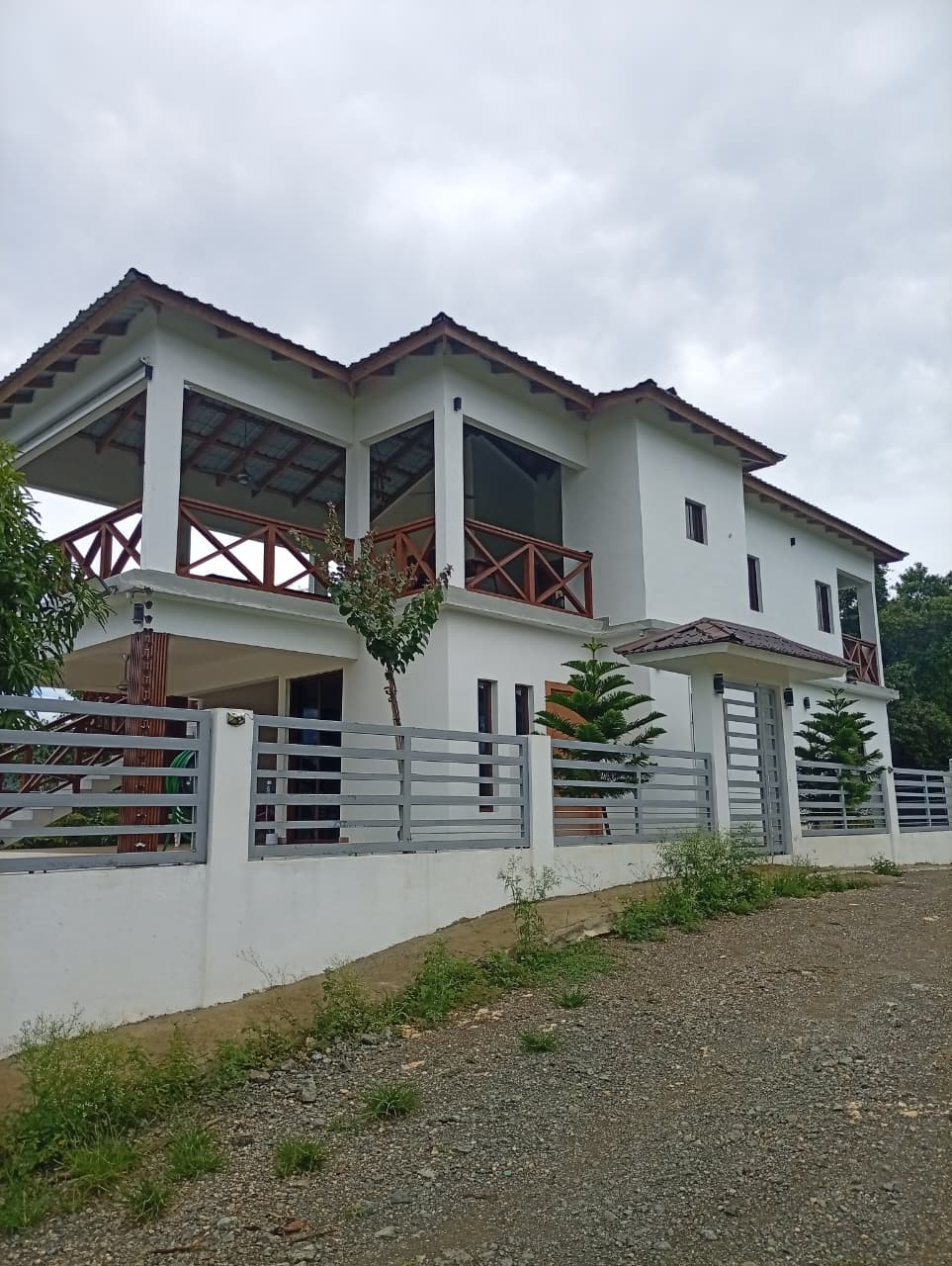Villa Moderna de 2 Niveles con Piscina en La Catalina, Sabaneta de Yásica