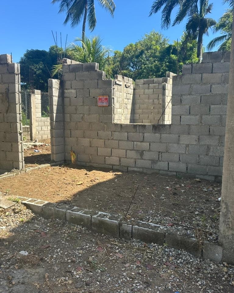 Casa en Construcción con Amplio Terreno Cerca de la Playa en Callejón de la Loma